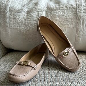 GUC Michael Kors Light Tan Leather Loafer Style Shoes with Gold MK logo Size 7